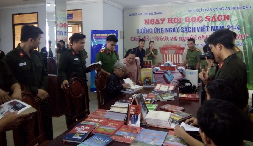 Trưng[-]bày,[-]giới[-]thiệu[-]sách[-]với[-]chủ[-]đề[-]"Sách[-]và[-]người[-]chiến[-]sĩ[-]Công[-]an[-]nhân[-]dân"[-]